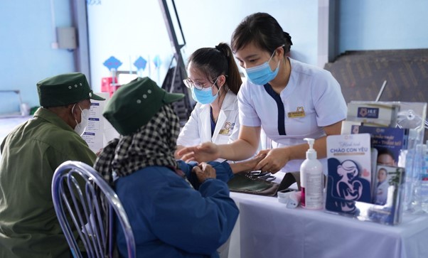 Bệnh viện Đa khoa Quốc tế Huế đồng hành cùng chiến dịch "Gom nắng vùng cao, gieo xanh A Lưới"